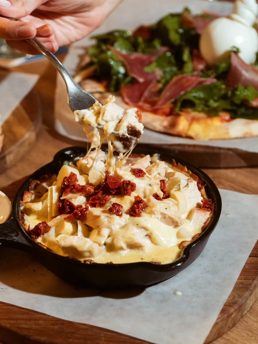 Cazuela de pasta gratinada servida en la mesa